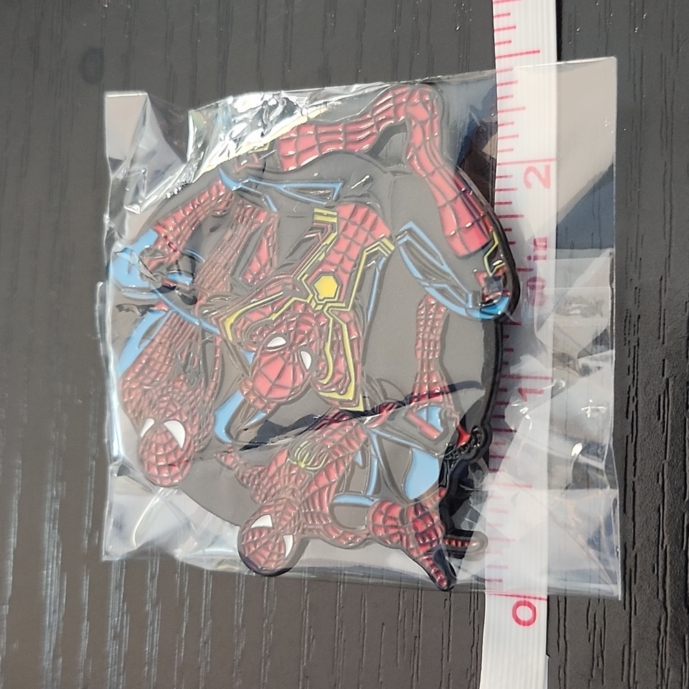 MARVEL Spiderman Oversized Enamel Pin - Picture 4 of 4